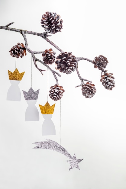 Photo top view of three paper kings with pine cones for epiphany day