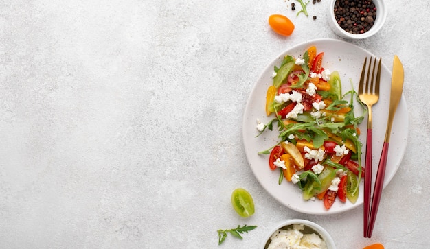 Photo top view tomato mix salad with feta cheese and copy-space