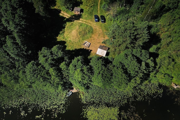 Foto vista dall'alto della base turistica e del lago bolta nella foresta nel parco nazionale dei laghi di braslav all'alba, i luoghi più belli della città di belarus.an isola nel lago.bielorussia.