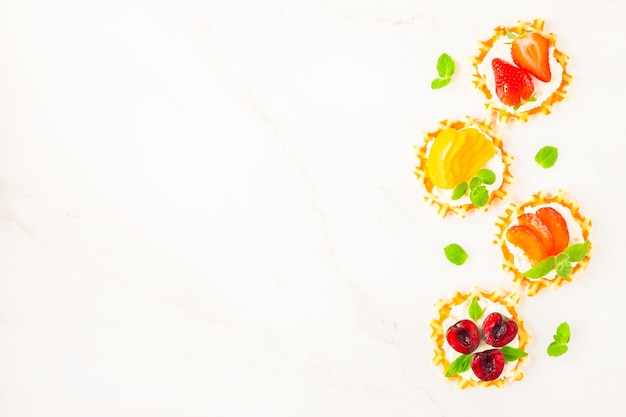 Foto vista dall'alto delle tradizionali cialde belghe con formaggio a pasta molle, frutta e bacche