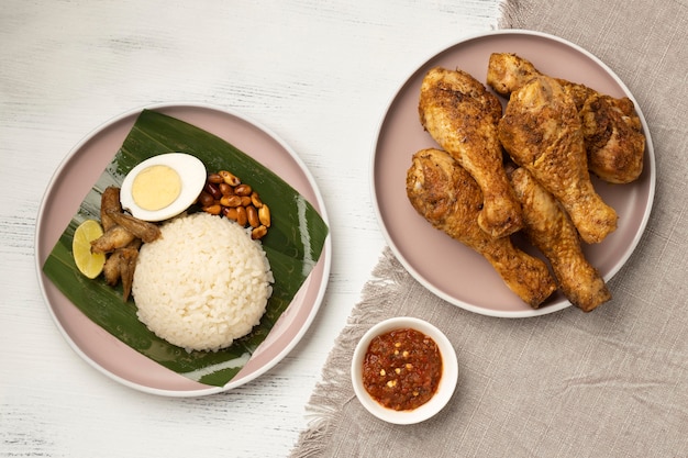 Foto vista dall'alto composizione del pasto tradizionale nasi lemak