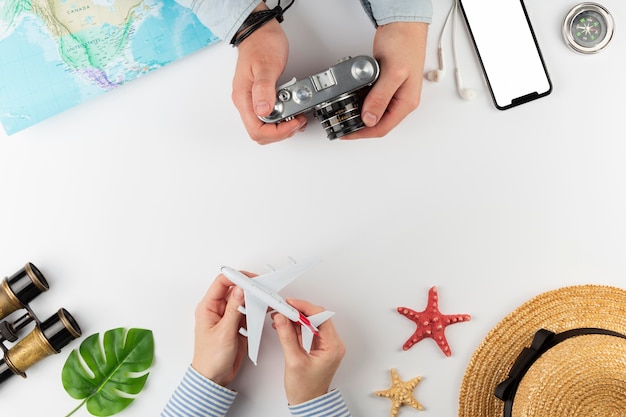 Foto collezione di elementi di viaggio vista dall'alto