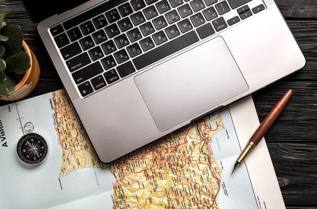 Photo top view travel set with laptop and map