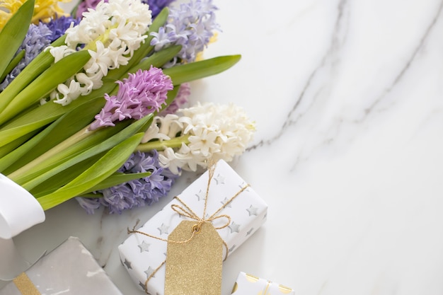 Composizione alla moda vista dall'alto con fiocco di nastro di scatole regalo avvolto festivo decorato da fiori sbocciano