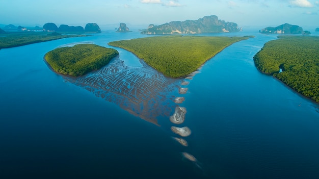 写真 トップビュートロピカルアイランド、パンガー湾の空撮島緑の森。