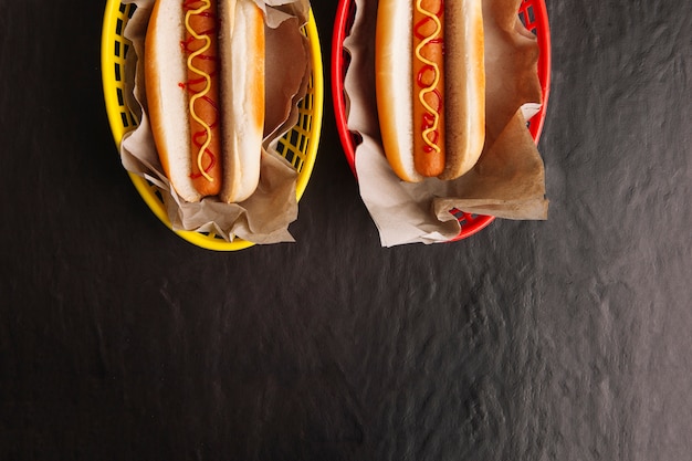 Photo top view of two hot dogs