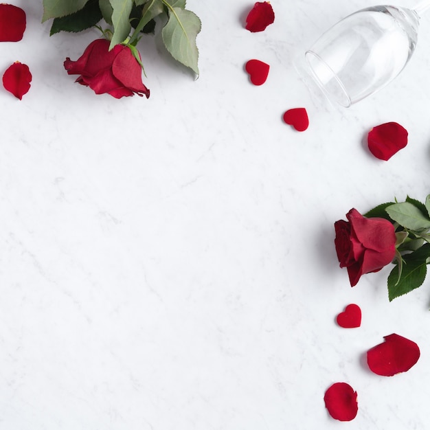장미와 와인, 특별한 휴가 데이트를위한 축제 선물 디자인 개념 발렌타인 데이 개념의 상위 뷰.
