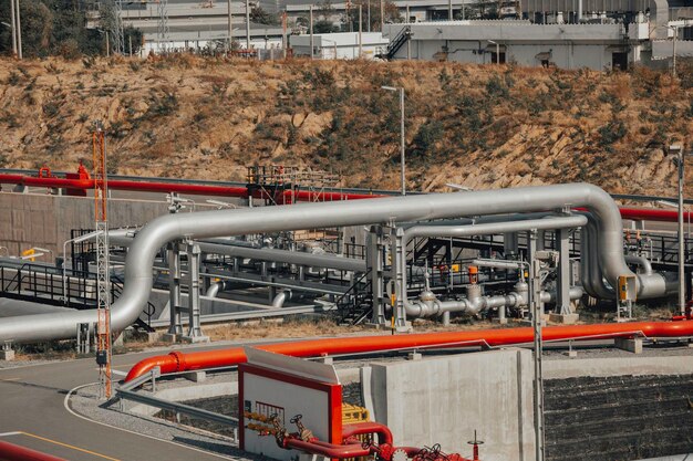 Foto vista dall'alto alla valvola dell'industria petrolifera e del gas dell'oleodotto