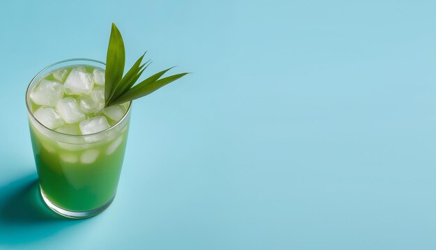 Top view van groene kleur drank met ijs Groene cocktail zomer drank groene alcohol drank blauwe bg