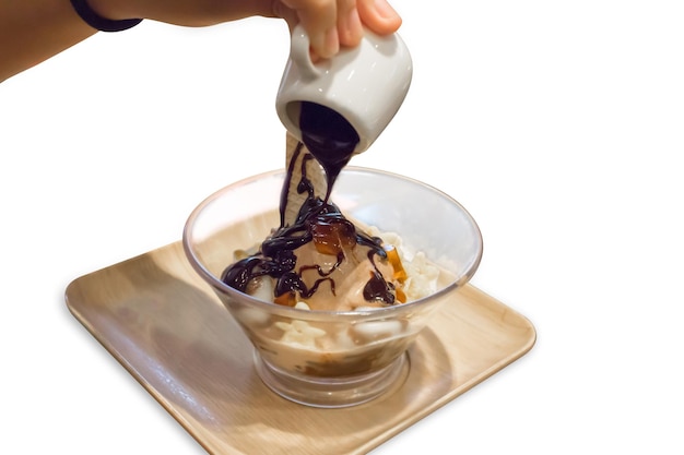 Vista dall'alto del gelato alla vaniglia topping con cioccolato a fuoco selettivo