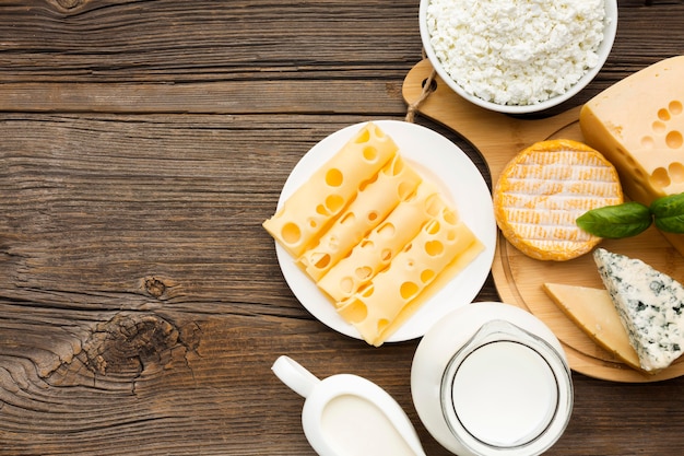 Foto vista dall'alto varietà di formaggio e latte con spazio di copia