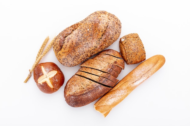 Vista dall'alto varietà di pane appena sfornato