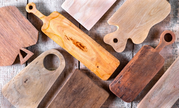 Vista dall'alto di una varietà di taglieri in legno fatti a mano fai-da-te