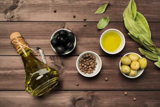 Foto varietà di olio d'oliva e olive vista dall'alto