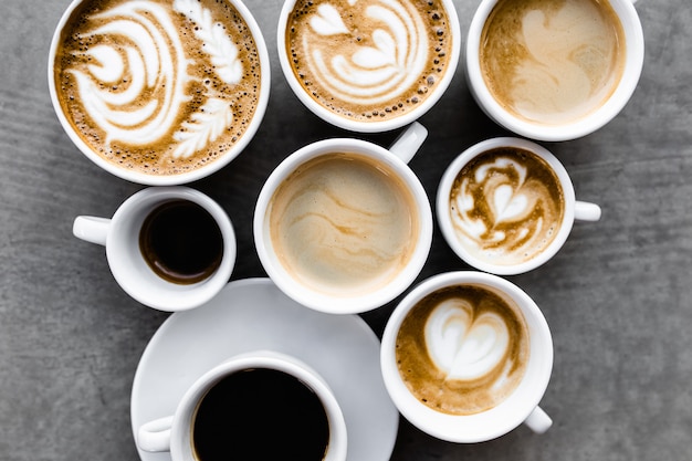 Vista dall'alto di varie tazze di caffè