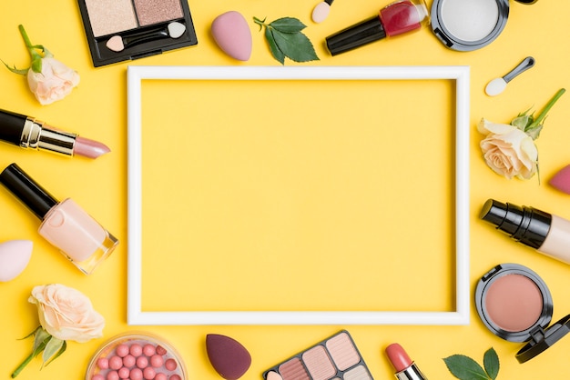 Top view verschillende schoonheidsproducten arrangement met lege frame