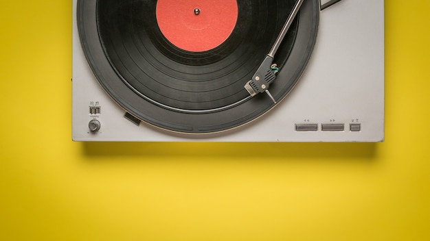 Vista dall'alto di un giradischi in vinile isolato su uno sfondo bianco. attrezzatura retrò per la riproduzione di musica.