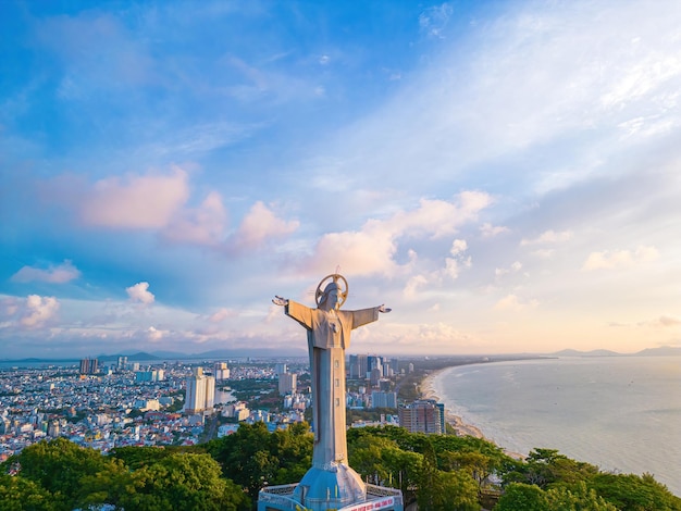 산에 있는 예수 그리스도의 동상이 있는 붕따우(Vung Tau)의 최고 전망