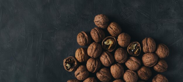 Photo top view of walnuts texture in dark mood shot with copy space