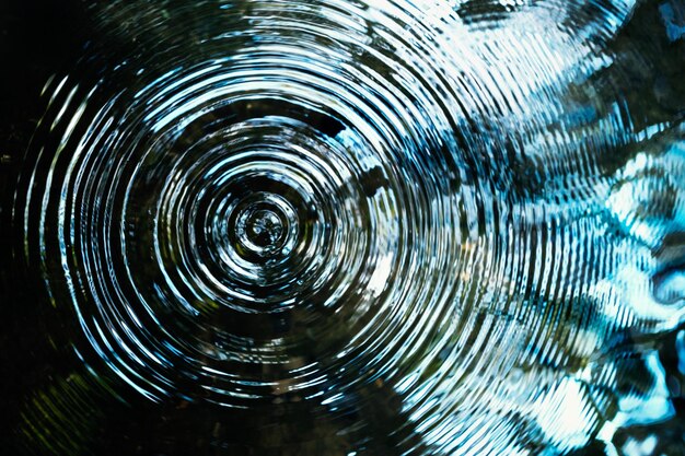 Foto vista superiore dei riflessi dell'anello d'acqua nello stagno