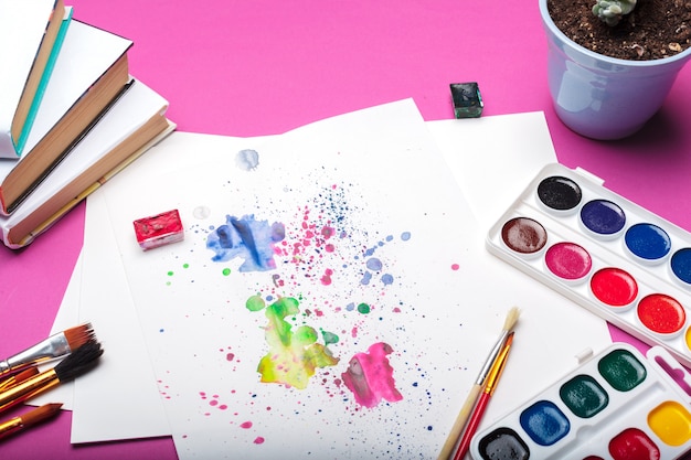수채화 그림 용품, 브러쉬 및 다채로운 연필의 상위 뷰.