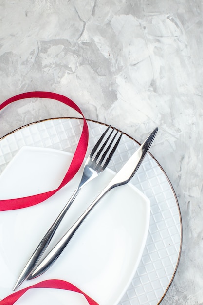 밝은 표면에 포크와 나이프가 있는 평면도 흰색 접시 주방 숙녀 음식 여성용 유리 색상 수평
