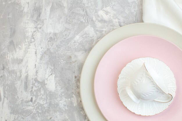 Фото Вид сверху белая тарелка с розовой тарелкой и чашка на светлой поверхности кухня стекло пищевые красители еда дамы женственность горизонтальная