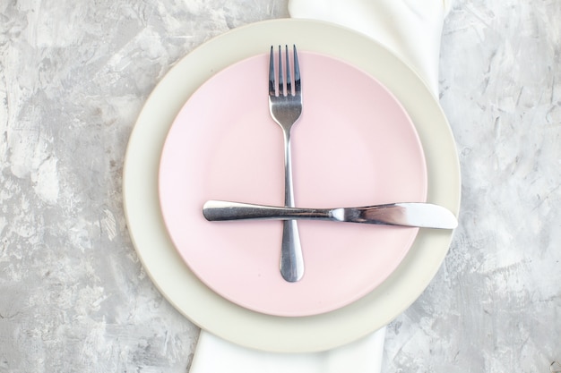 Vista dall'alto piatto bianco con piatto rosa e posate su superficie chiara vetro da cucina cibo pasto femminilità colore signore