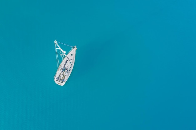 Photo top view of a white yacht at sea