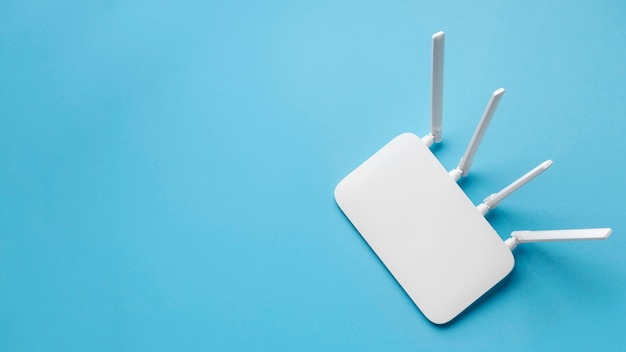 Vista dall'alto del router wi-fi con copia spazio