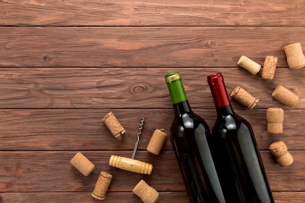 Foto bottiglie di vino di vista superiore su fondo di legno