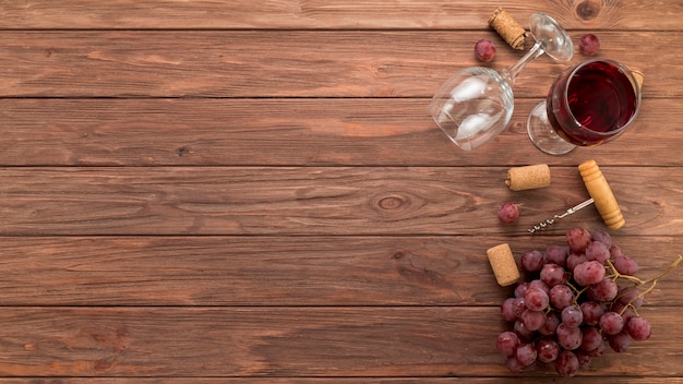 Vetri di vino di vista superiore su fondo di legno