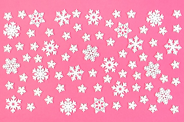 Photo top view of winter ornament made of white snowflakes on colorful background. happy new year concept with copy space.