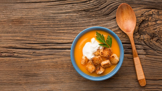 Foto vista dall'alto della zuppa di zucca invernale con crostini di pane e copia spazio