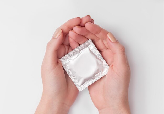 コンドームと女性の手の上面図