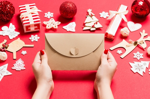 封筒クリスマス時間の概念を保持している女性のトップビュー