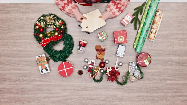 クリスマスのお祝いの準備をしているトップビューの女性