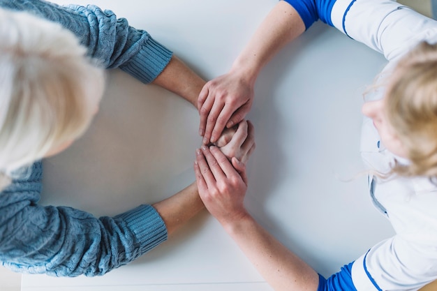 Foto vista superiore della donna nella casa di riposo