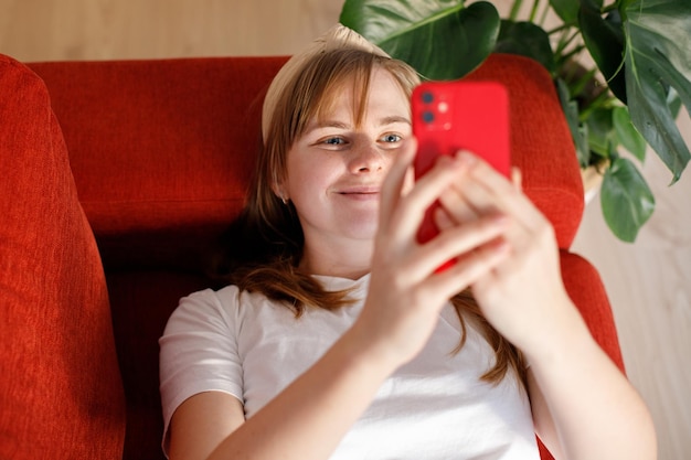 Photo top view woman on sofa with smartphone