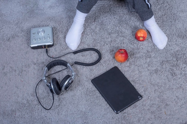 Photo top view of a woman with a smartphone and a laptop