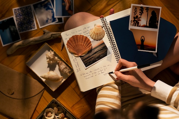 Photo top view woman writing in her journal