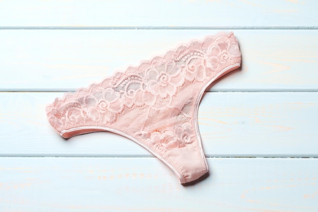 Photo top view womens underwear panties on a wooden background
