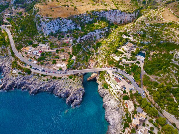 Foto vista dall'alto di un meraviglioso panorama nel sud dell'italia il ciolo spiaggia apulia