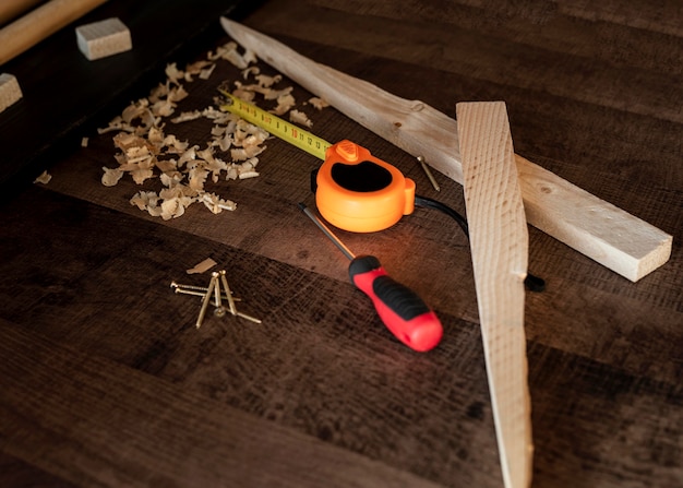 Photo top view wood tools on desk