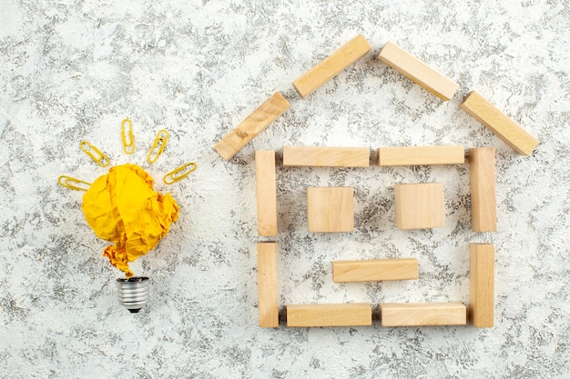 Фото Вид сверху деревянные блоки форма дома творческая идея значок концепция на белом сером фоне
