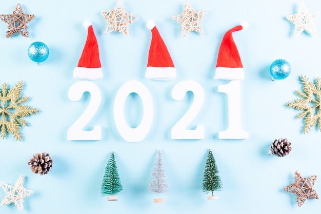 파스텔 블루에 나무 숫자 2021의 상위 뷰