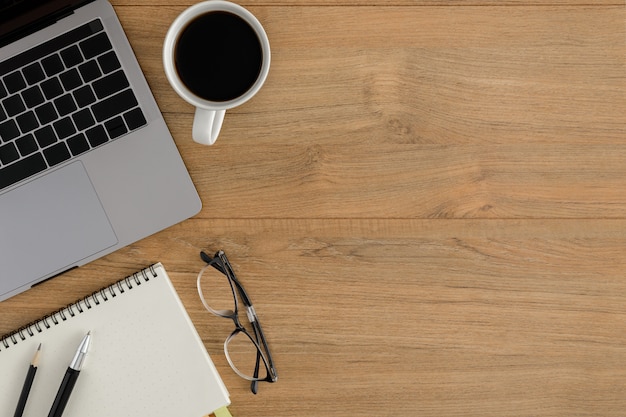 Photo top view wooden office desk workspace