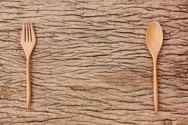 Foto forchetta a cucchiaio in legno sul pavimento in legno con spazio per copie