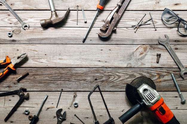 Foto banco da lavoro vista dall'alto con diversi strumenti da carpentiere. concetto di lavorazione del legno, artigianato e lavoro manuale.