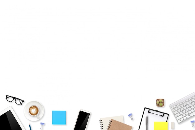 Фото Вид сверху рабочее место бизнес белый стол с ноутбуком, канцелярскими товарами и чашкой кофе, используя для